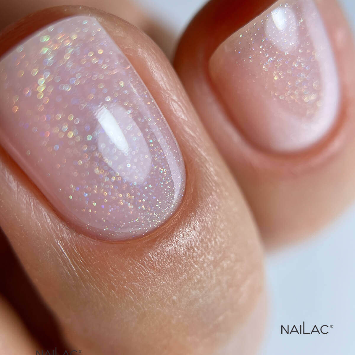 Manicure hybrydowy. Zbliżenie na paznokcie pokryte topem z holograficznymi drobinkami Laser Holo Top